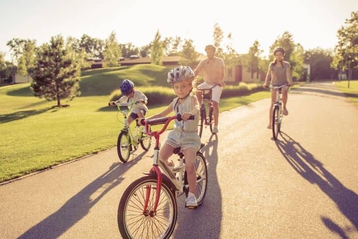 Paseo en bici en familia