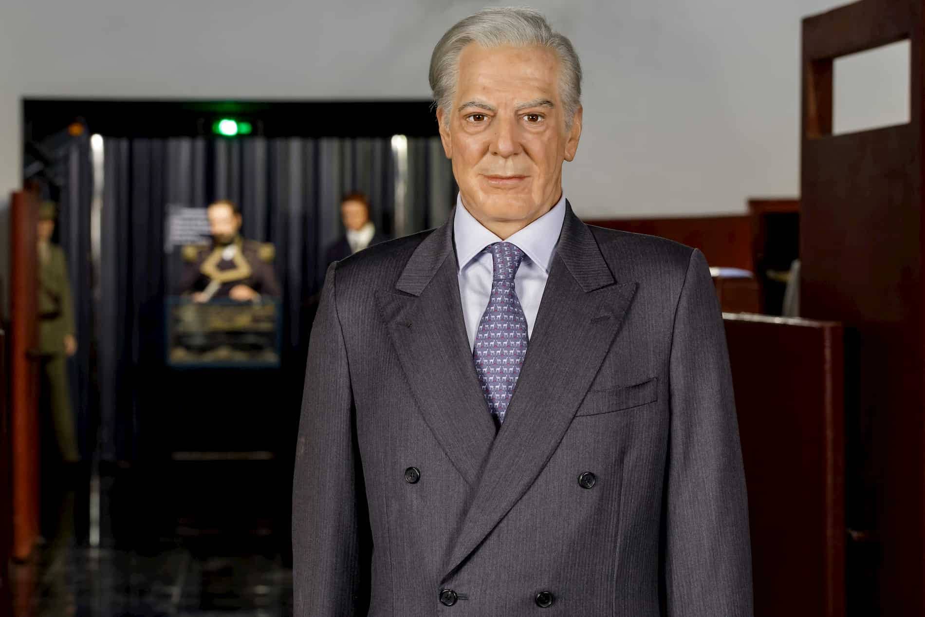 figura de cera de Vargas Llosa frontal